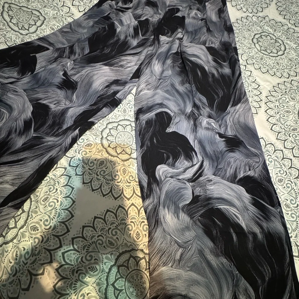Swirl Print Wide-Leg Pants in Black and Gray - Picture 6 of 8